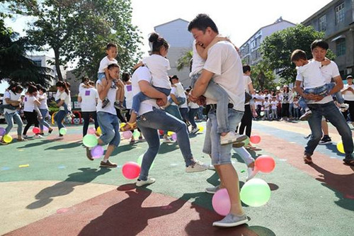 親子踩汽球.jpg